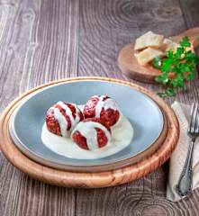 Canederli alle barbabietole con salsa al Parmigiano Reggiano