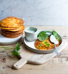Blinis de patate douce, yaourt à la coriandre