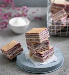 Wafle z masą kokosową i dżemem porzeczkowym