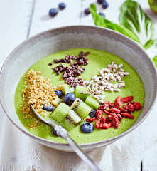 Smoothie bowl vert aux baies de goji