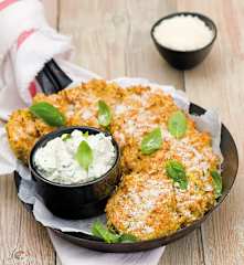 Placki cukiniowe z dipem bazyliowym