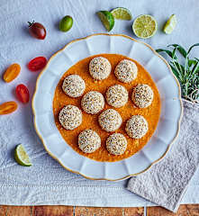 Polpette di salmone con crema di ceci e pomodorini