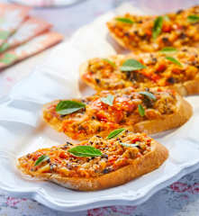 Crostini con tomate y mozzarella