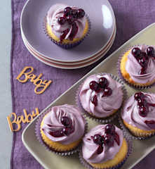Zitronen-Cupcakes mit Heidelbeer-Frischkäse-Buttercreme