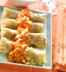 Canelones com carne picada e molho de vegetais