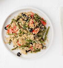 Salată cu quinoa și fasole verde