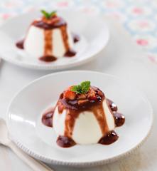 Panacota com coulis de morango