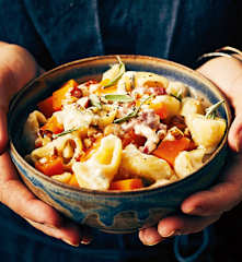 One pot pasta à la courge, lardons et noisettes
