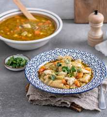 Potrawka z kurczaka z rosołu z pełnoziarnistymi kluskami na parze