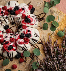 Pavlova com coulis de framboesa