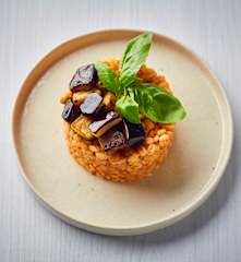 Sformatini di orzo con melanzane saltate