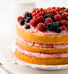 Bolo com frutos silvestres e natas