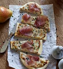 Mini-Pizzen mit Birnen und Schinken
