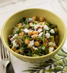 Salada de feijão-verde, grão e requeijão