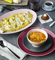 Menú: Patatas con almejas y calamares. Lubina con coliflor y salsa de puerros. Flan de café