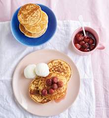 Panquecas com farinha de arroz e morangos em calda