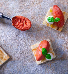 Gelato al pomodoro e basilico su bruschetta