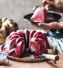 Dôme glacé au yaourt, à la fraise et à la myrtille