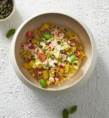 Pasta fredda con pesto alle erbe aromatiche, tonno e pomodorini
