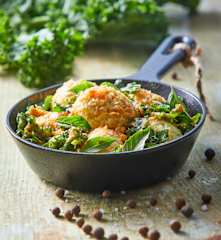 Albóndigas de pollo con kale sofrito