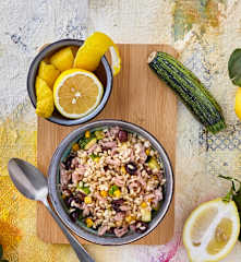 Insalata di riso integrale, tonno e zucchine