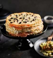Pastel de crêpes con salmón marinado