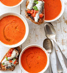 Soupe froide de poivrons et pain tomates-sardines