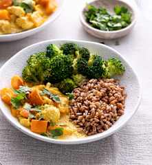 Kylling i sataysauce med perlebyg og grøntsager (1800 kcal)