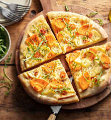 Pizza aux légumes d'hiver et fromage à raclette fumé