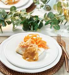 Bacalao en salsa de gambas con tagliatelle de zanahoria