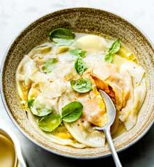 Ravioli de courge au romarin, bouillon de légumes et parmesan