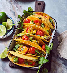 Überbackene Taco Shells mit schwarzen Bohnen