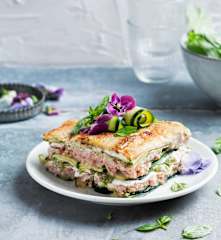 Lasaña de calabacín con pollo, ricota y pesto de nuez