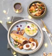 Suprême de volaille farci, minigratin dauphinois et poêlée de champignons des bois