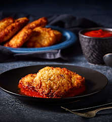 Tortitas de coliflor con pollo en salsa roja