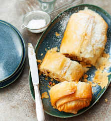 Strudel aux pommes, raisins secs et cannelle