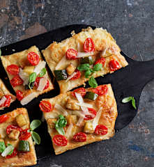 Pizza con masa madre, jitomates cherry y calabacita salteada TM6