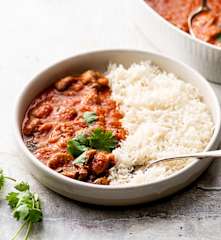 Caril de cogumelos vegan com curcuma e piripíri