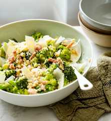 Salade de brocoli aux lardons, pommes et amandes