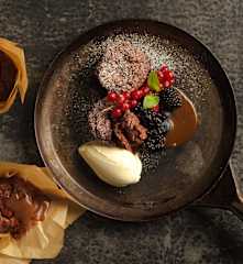Dattelküchlein mit Kokoskaramell, Eis und Beeren