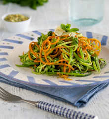 Σπαγγέτι λαχανικών με πέστο από σπανάκι και δυόσμο με τον Κόφτη Λαχανικών+