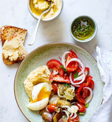 Aubergines mijotées, houmous, tomates et œufs mollets