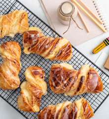 Zawijane drożdżówki z serem