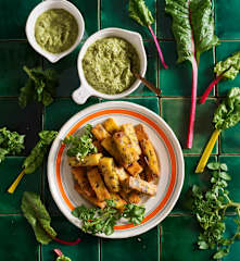 Palitos de milho com acelgas no forno e molho de agrião