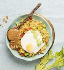 Nasi Goreng mit Ei und Erdnusssauce