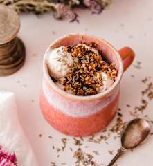Gelado de coco e alfazema com crocante de amêndoa