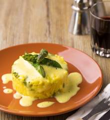Timballini di riso allo zabaione con asparagi e omelette delicata al Varoma