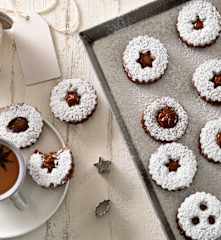 Galletas linzer de chocolate y dulce de leche