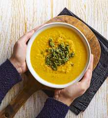 Vellutata di carote con pesto di foglie