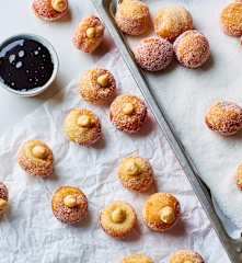 Sfere di donut al burro di arachidi con salsa al cioccolato